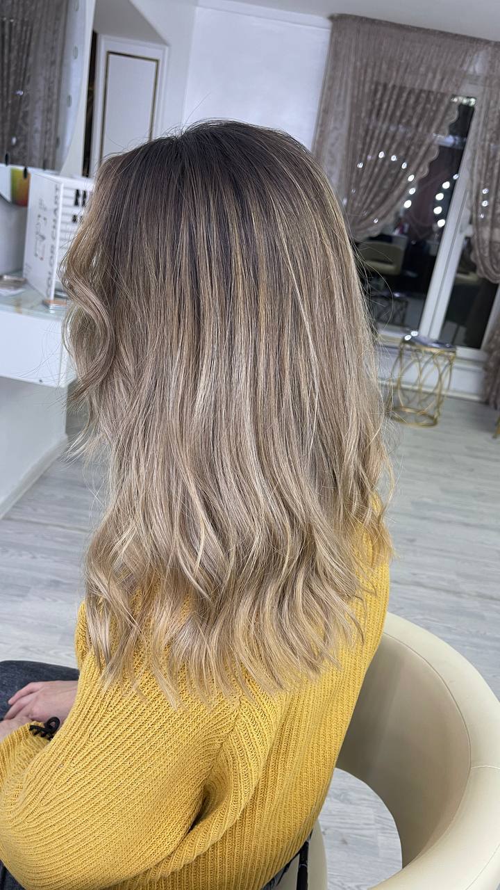 Soft balayage with natural waves